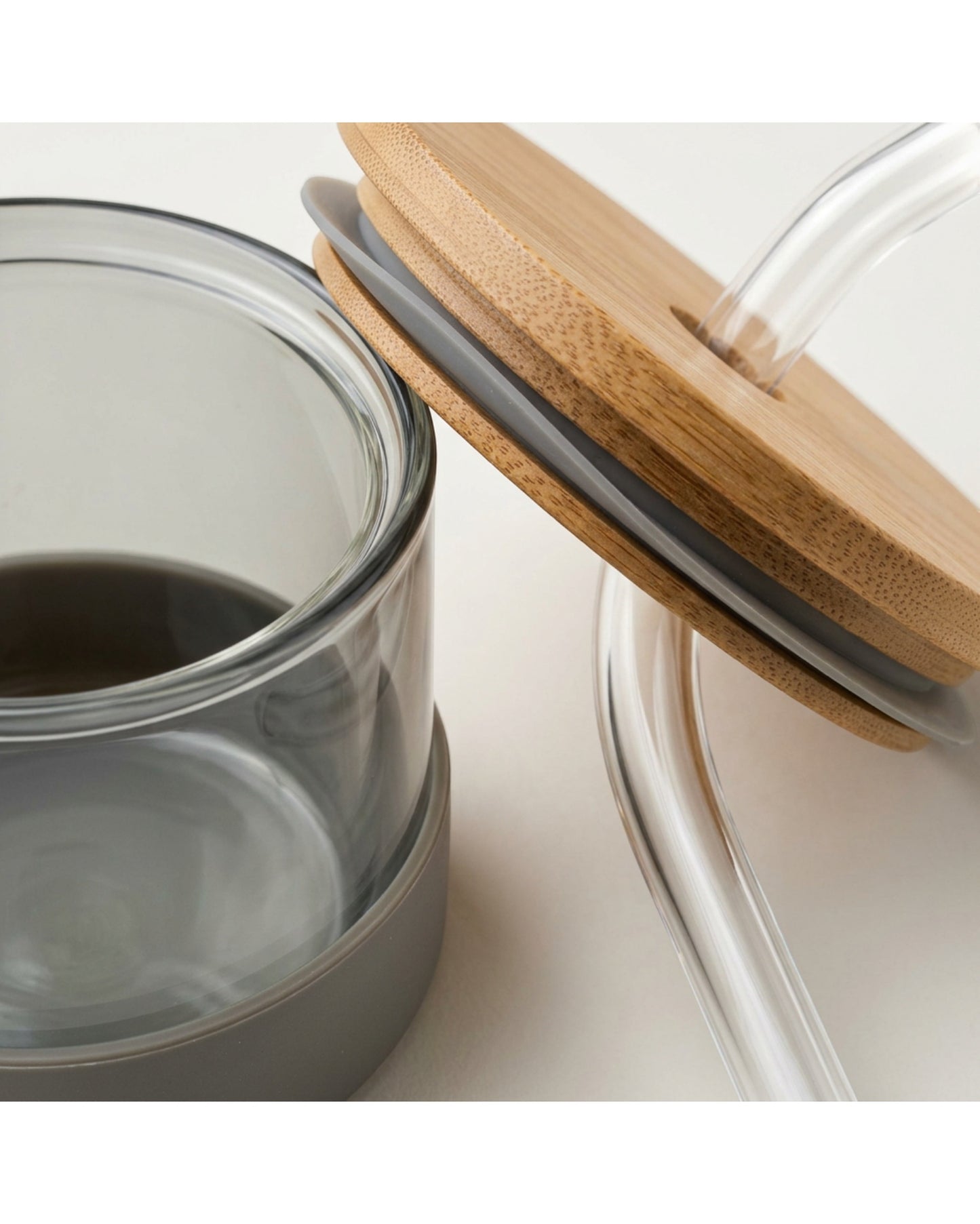 Fnvrp Double-Wall Borosilicate Tumbler with Lid and Straw 14 oz Clear Smoke - Detail view